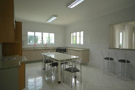 Casa de condomínio para alugar com 420m², 4 quartos e 6 vagasCozinha 