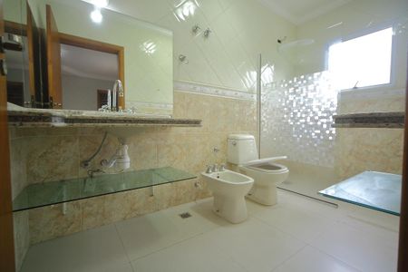 Casa de condomínio para alugar com 420m², 4 quartos e 6 vagasBanheiro Suíte 1 