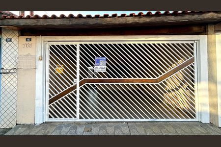 Casa para alugar com 74m², 2 quartos e 2 vagasPlaca instalada na fachada do imóvel 
