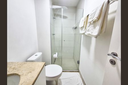 Banheiro de kitnet/studio para alugar com 1 quarto, 25m² em Santa Ifigênia, São Paulo