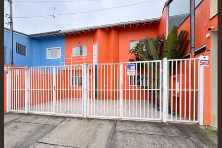 Casa à venda com 100m², 3 quartos e 2 vagas Casa à venda com 100m², 3 quartos e 2 vagasFachada