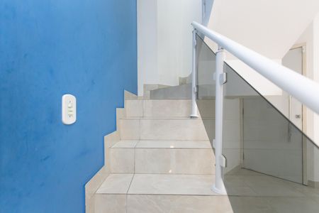 Casa à venda com 100m², 3 quartos e 2 vagas Casa à venda com 100m², 3 quartos e 2 vagasEscada