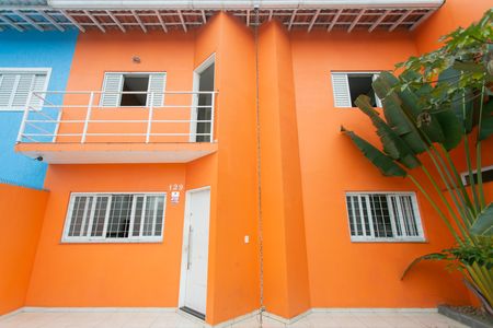 Casa à venda com 100m², 3 quartos e 2 vagas Casa à venda com 100m², 3 quartos e 2 vagasFachada