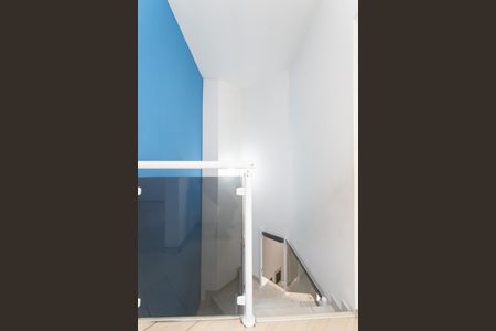 Casa à venda com 100m², 3 quartos e 2 vagas Casa à venda com 100m², 3 quartos e 2 vagasEscada