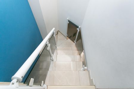 Casa à venda com 100m², 3 quartos e 2 vagas Casa à venda com 100m², 3 quartos e 2 vagasEscada