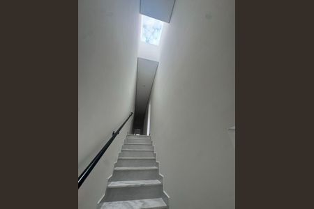 Casa de condomínio à venda com 142m², 3 quartos e 4 vagas Casa de condomínio à venda com 142m², 3 quartos e 4 vagasEscada
