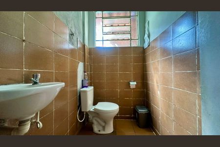 Banheiro  de casa à venda com 2 quartos, 130m² em Caiçaras, Belo Horizonte