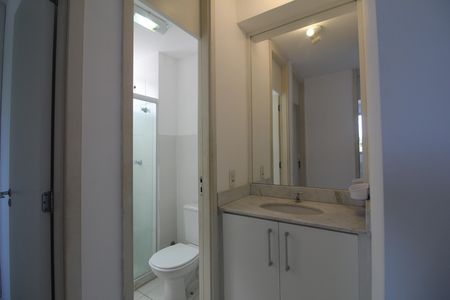 Banheiro de apartamento à venda com 2 quartos, 55m² em Barra Olímpica, Rio de Janeiro