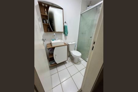 Banheiro de apartamento à venda com 2 quartos, 47m² em Cavalhada, Porto Alegre