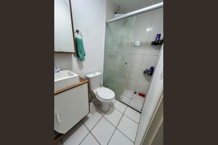 Banheiro de apartamento à venda com 2 quartos, 47m² em Cavalhada, Porto Alegre