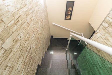 Casa à venda com 70m², 2 quartos e 2 vagas Casa à venda com 70m², 2 quartos e 2 vagasEscada