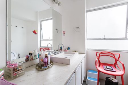 Banheiro Social de apartamento para alugar com 3 quartos, 121m² em Indianópolis, São Paulo