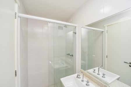 Banheiro Social de apartamento à venda com 3 quartos, 78m² em Passo D’areia, Porto Alegre