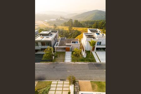 Casa de condomínio à venda com 308m², 3 quartos e 4 vagasVista
