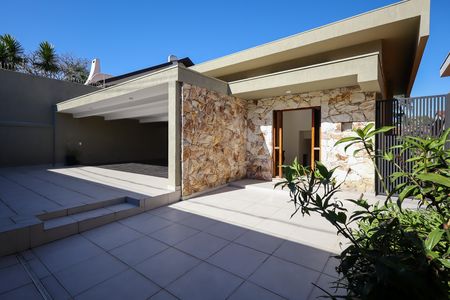 Casa para alugar com 560m², 3 quartos e 2 vagasFachada interna