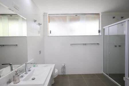 Casa para alugar com 560m², 3 quartos e 2 vagasBanheiro Suíte