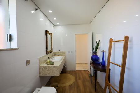 Casa para alugar com 560m², 3 quartos e 2 vagasBanheiro Social