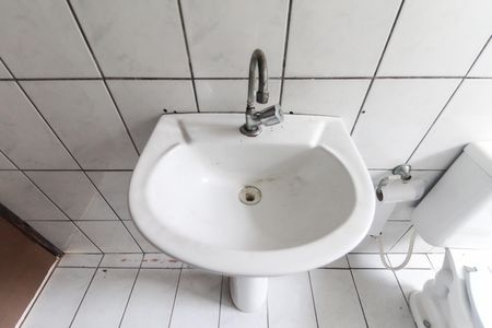 Banheiro de apartamento para alugar com 2 quartos, 50m² em Jardim Mirai, Itaquaquecetuba