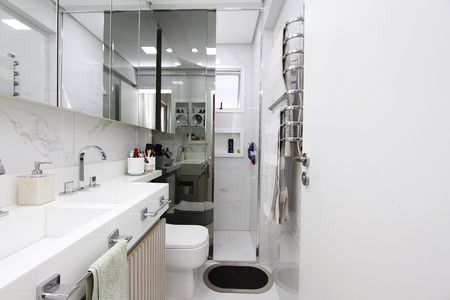 Apartamento à venda com 130m², 4 quartos e 4 vagasBanheiro da Suíte