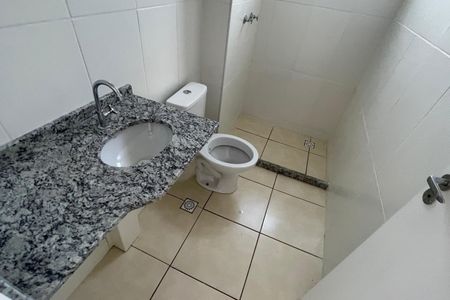 Banheiro de apartamento para alugar com 2 quartos, 46m² em Mantiquira, Duque de Caxias