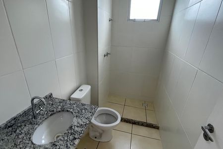 Banheiro de apartamento para alugar com 2 quartos, 46m² em Mantiquira, Duque de Caxias