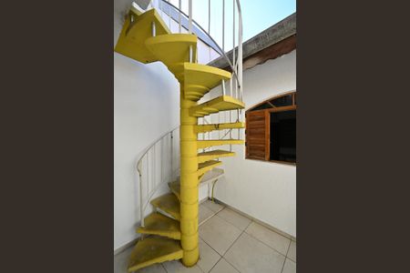Casa para alugar com 125m², 2 quartos e 2 vagasEscada