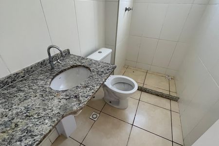 Banheiro de apartamento para alugar com 2 quartos, 46m² em Mantiquira, Duque de Caxias