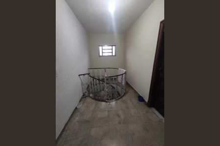 Escada de casa para alugar com 7 quartos, 276m² em Madureira, Rio de Janeiro