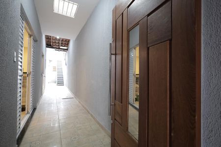 Casa para alugar com 130m², 2 quartos e 2 vagasCorredor externo