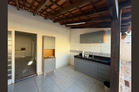 Cozinha de casa para alugar com 3 quartos, 115m² em Santa Mônica, Uberlândia