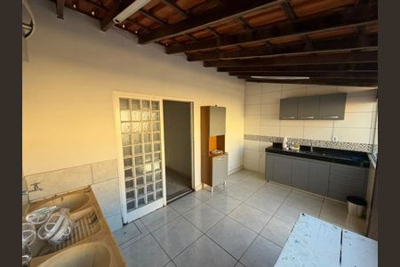 Cozinha de casa para alugar com 3 quartos, 115m² em Santa Mônica, Uberlândia