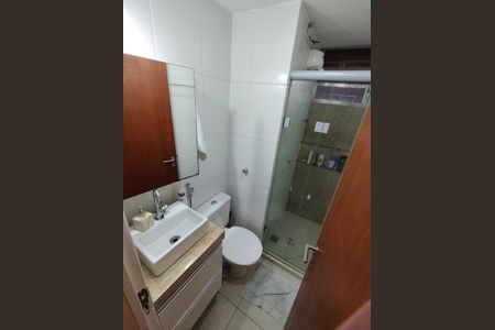 Banheiro social de apartamento à venda com 2 quartos, 60m² em Fátima, Niterói