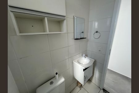 Banheiro de apartamento para alugar com 2 quartos, 47m² em Rocha Miranda, Rio de Janeiro