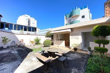 Casa à venda com 280m², 4 quartos e 2 vagas Casa à venda com 280m², 4 quartos e 2 vagasQuintal