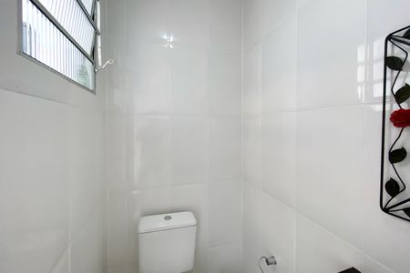 Casa à venda com 280m², 4 quartos e 2 vagas Casa à venda com 280m², 4 quartos e 2 vagasLavabo externo