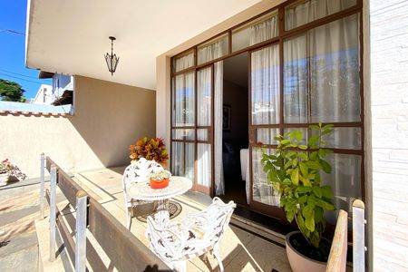 Casa à venda com 280m², 4 quartos e 2 vagas Casa à venda com 280m², 4 quartos e 2 vagasVaranda