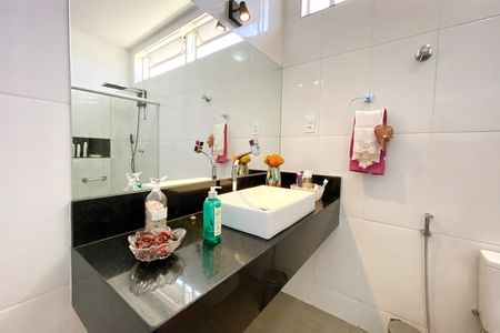 Banheiro de casa à venda com 5 quartos, 280m² em Indaiá, Belo Horizonte