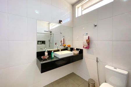 Casa à venda com 280m², 4 quartos e 2 vagas Casa à venda com 280m², 4 quartos e 2 vagasBanheiro
