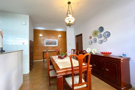 Casa à venda com 280m², 4 quartos e 2 vagas Casa à venda com 280m², 4 quartos e 2 vagasSala de Jantar