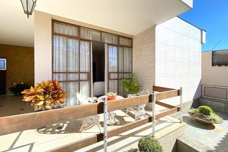 Casa à venda com 280m², 4 quartos e 2 vagas Casa à venda com 280m², 4 quartos e 2 vagasVaranda