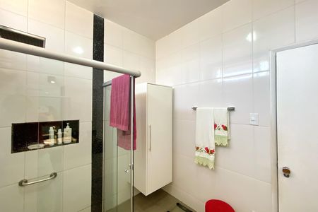 Casa à venda com 280m², 4 quartos e 2 vagas Casa à venda com 280m², 4 quartos e 2 vagasBanheiro