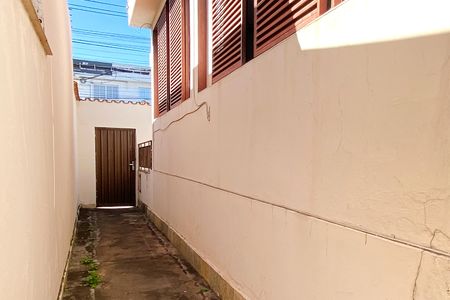 Casa à venda com 280m², 4 quartos e 2 vagas Casa à venda com 280m², 4 quartos e 2 vagasCorredor lateral