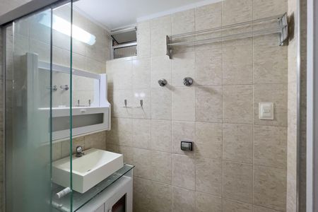 Banheiro de kitnet/studio para alugar com 1 quarto, 30m² em Liberdade, São Paulo