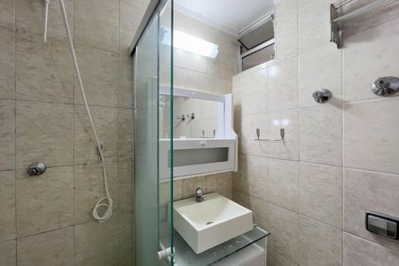 Banheiro de kitnet/studio para alugar com 1 quarto, 30m² em Liberdade, São Paulo