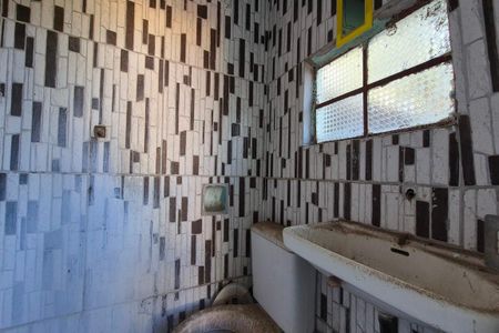 Casa para alugar com 295m², 3 quartos e 2 vagas Casa para alugar com 295m², 3 quartos e 2 vagasBanheiro da edícula