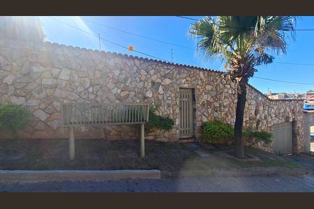 Fachada de casa à venda com 3 quartos, 360m² em Floramar, Belo Horizonte