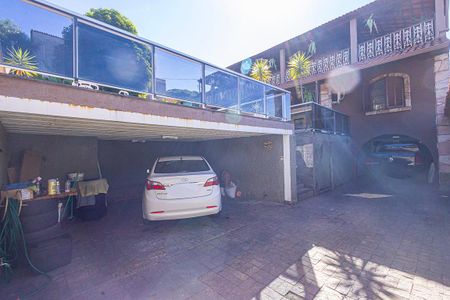 garagem de casa à venda com 3 quartos, 360m² em Floramar, Belo Horizonte