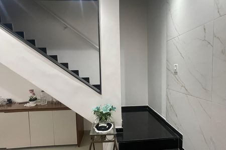 Casa para alugar com 70m², 2 quartos e 2 vagas Casa para alugar com 70m², 2 quartos e 2 vagasEscadas