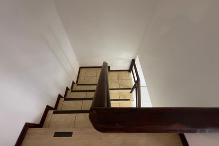 Casa de condomínio à venda com 94m², 3 quartos e 2 vagasEscada