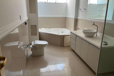 Apartamento para alugar com 476m², 4 quartos e 2 vagas Apartamento para alugar com 476m², 4 quartos e 2 vagasBanheiro